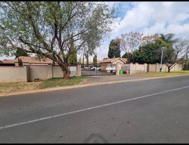 2 BEDROOM APARTMENT FOR SALE IN HEUWELSIG ESTATE